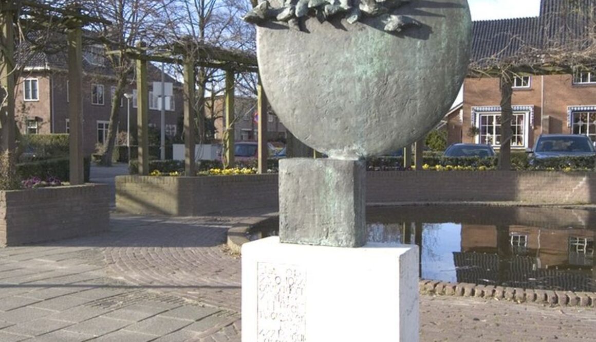 1a-marina van der Kooi- Vrijheidsbeeld in Elst (2), brons 110 cm hoog op kalkstenen sokkel