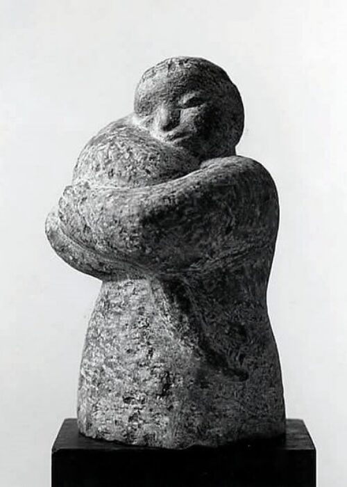 vrouw met poes, hardsteen, 26 cm h